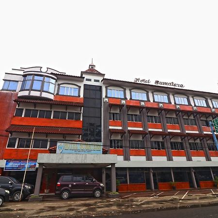 Hotel Sumatera Медан Экстерьер фото